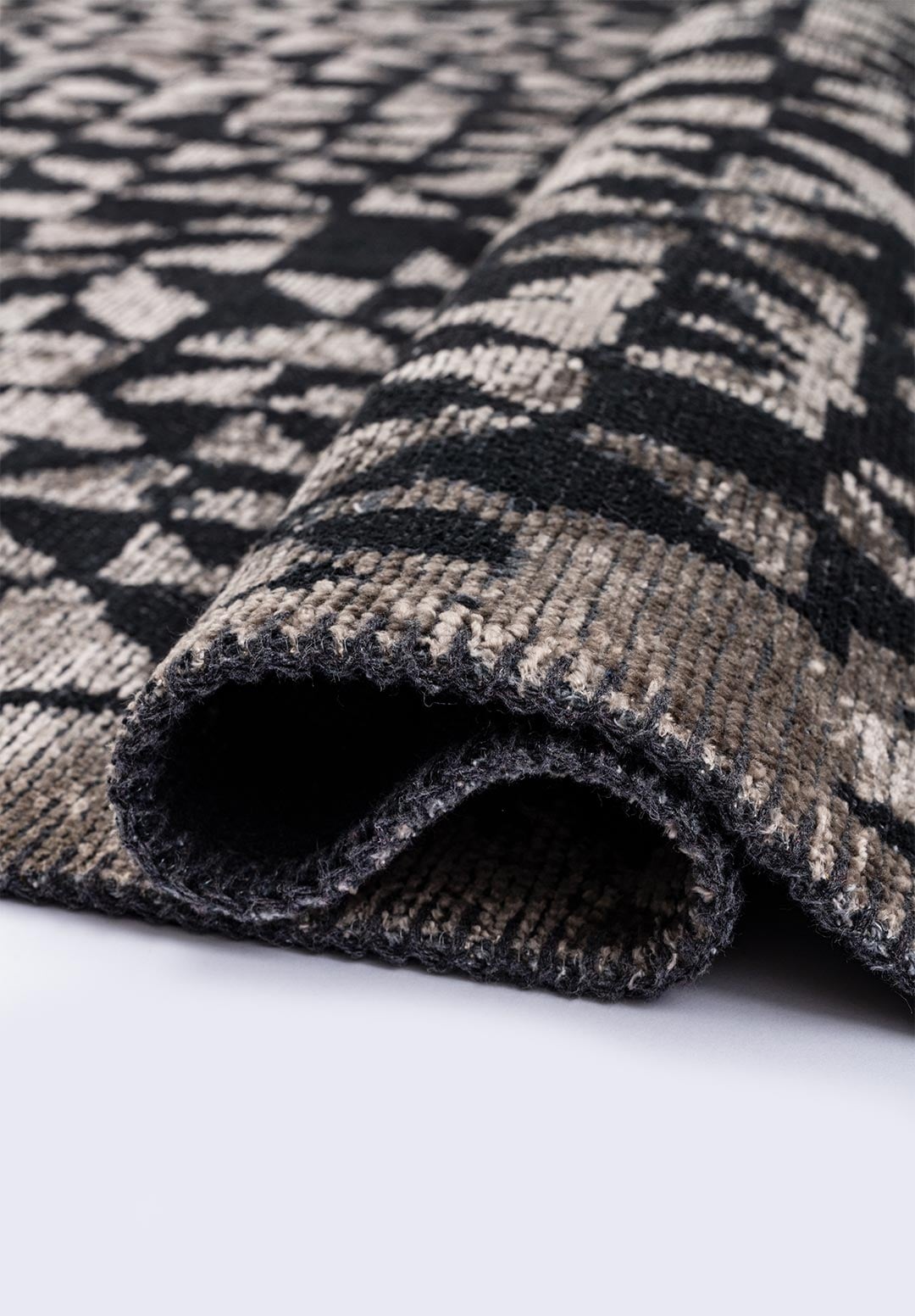 BOLOGNA MATTE BLACK - BEIGE RUG - 2