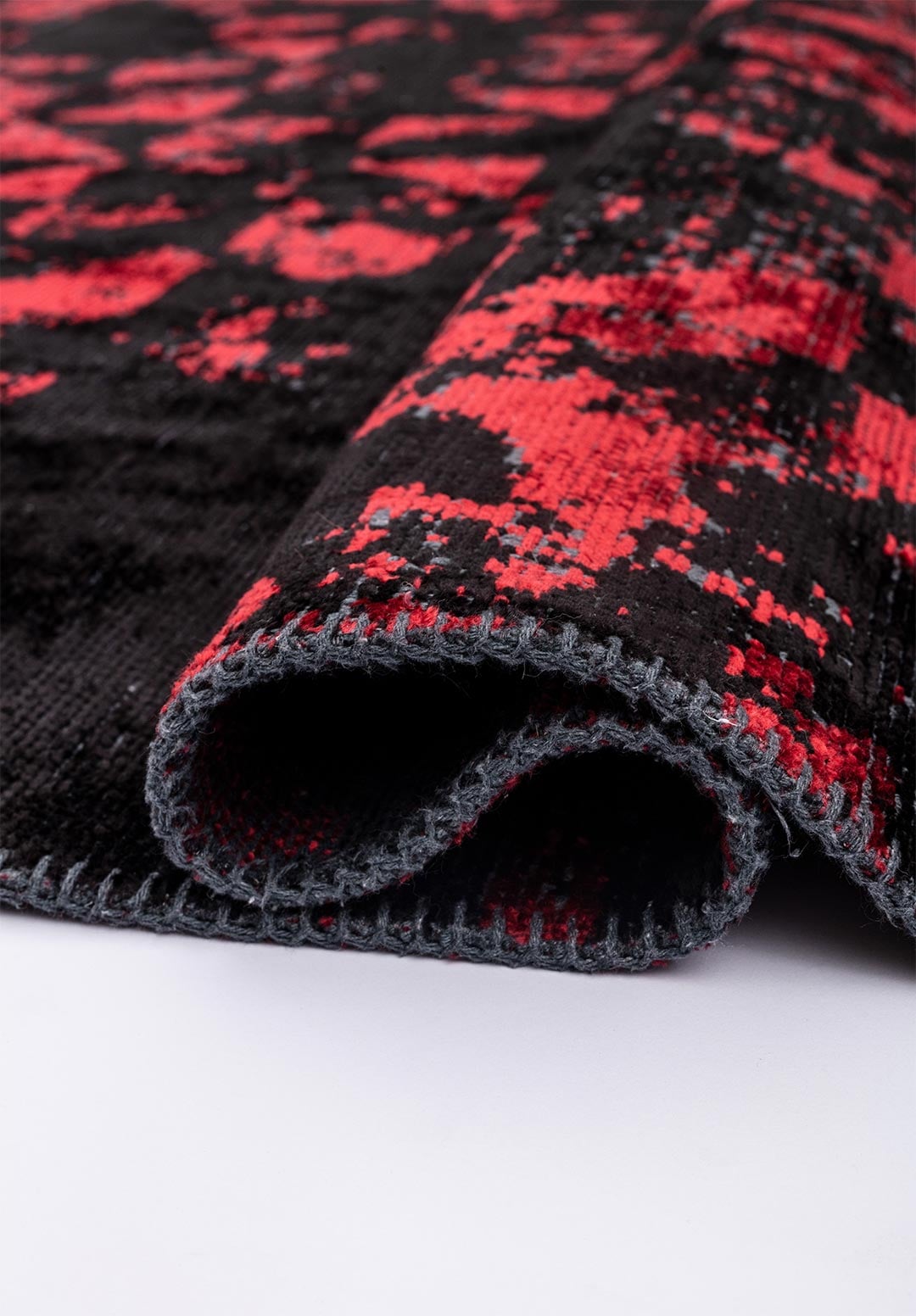 TRIANGLE BLACK - RED RUG - 2
